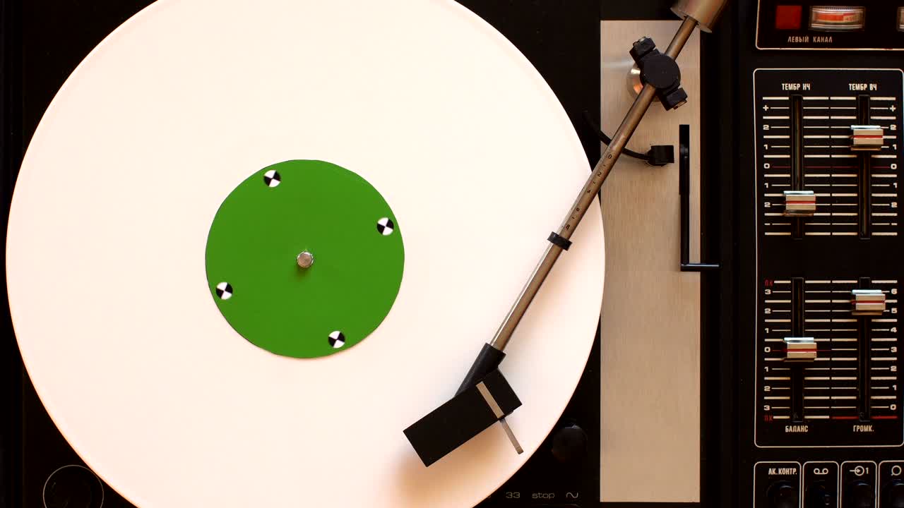 플레어 (pleur) 는 오래된 턴테이블 4k  뷰에서 노래를 재생합니다.