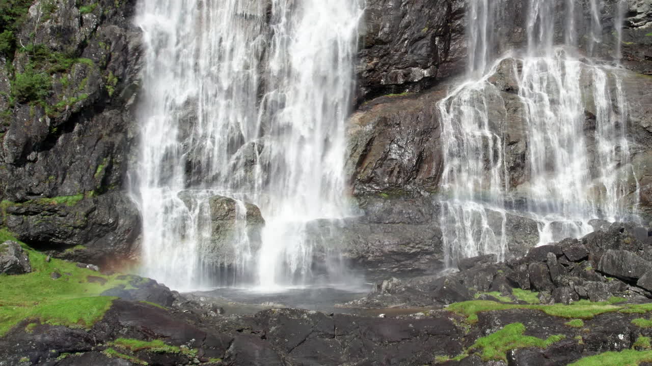 la cámara se mete en el fondo de una amplia cascada, laukelandsfossen, en noruega