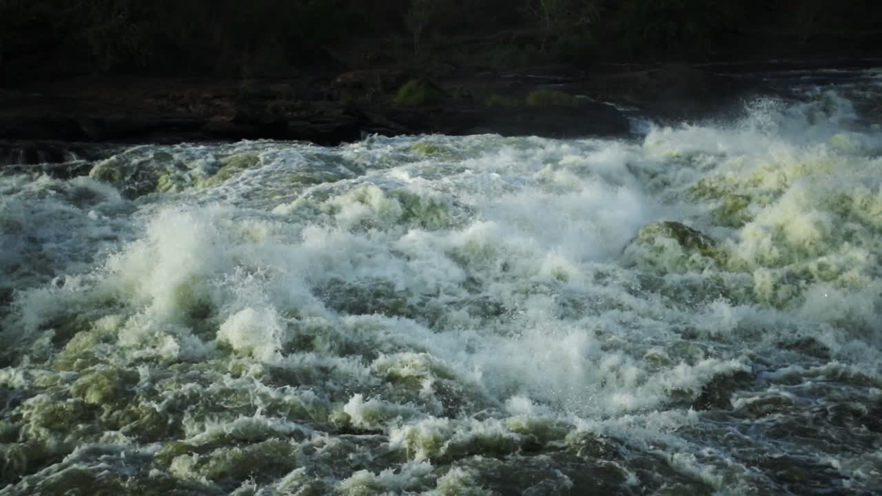 우간다에서 돌진하는 나일강의 와이드 샷