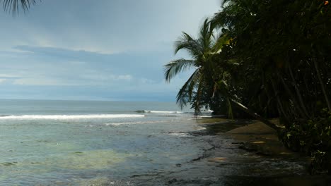 Wellen-Brechen-Am-Ruhigen-Tropischen-Strand