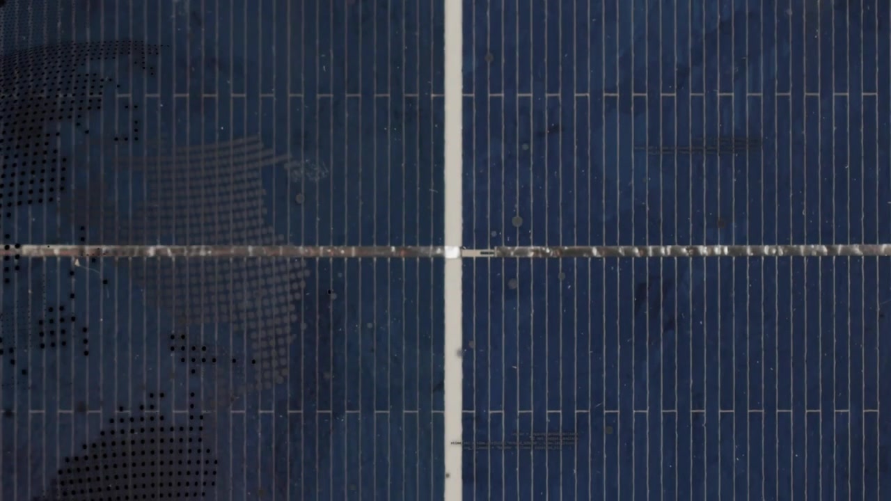 Telecamera montata su drone che sorvola un pannello solare con una sbarra collettiva che avanza, mostrando i riflessi dei fili.