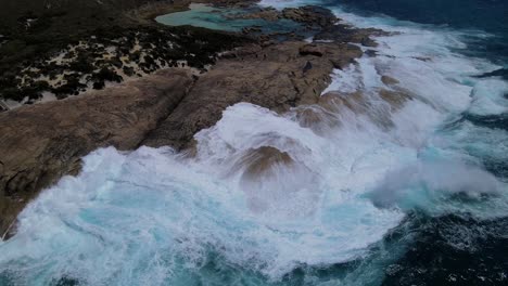 Olas-Rompiendo-En-Las-Rocas-En-Two-Peoples-Bay,-Albany,-Australia-Occidental