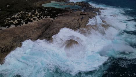 olas rompiendo en las rocas en two peoples bay, albany, australia occidental