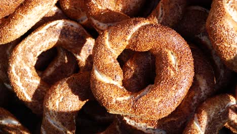 una pila de simit turco