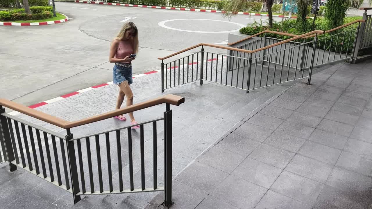 una mujer bajando las escaleras.