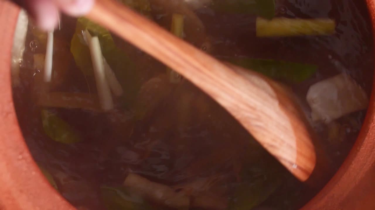 sopa de camarón caliente al vapor servida en una olla de arcilla tradicional, capturando la esencia de la cocina tailandesa, de cerca