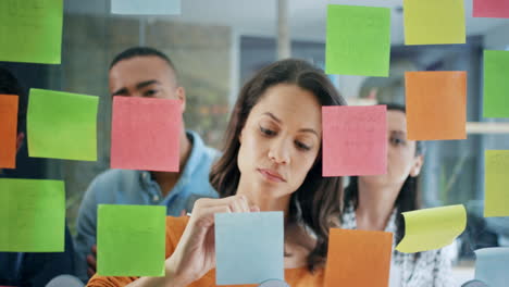 Kreatives-Business-Team-Beim-Brainstorming-Von-Ideen,-Gemeinsames-Teilen-Von-Daten-Spät-In-Der-Nacht-Nach-Feierabend-Im-Modernen-Glasbüro