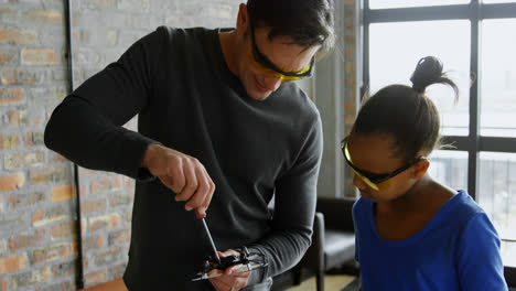 padre e hija reparando un dron 4k
