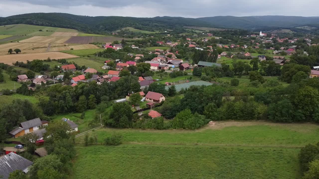 drone panorámica de la derecha a la izquierda del marco sobre los campos y tierras de cultivo de una aldea cerca de brăila, cerca de la ciudad de muntenia en la parte oriental de rumania