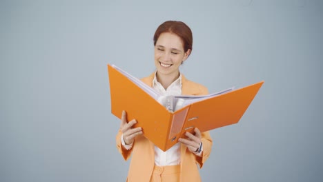 mujer de negocios mirando desde detrás de los archivos.