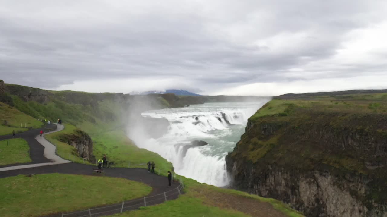 cascadas de gullfoss en islandia con gente y video de drones subiendo