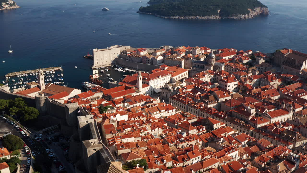 Vista aerea della Città Vecchia di Dubrovnik con la Porta di Buza, case e monumenti storici in Croazia