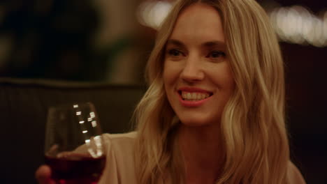 mujer haciendo clic en vasos con amigos. chica brindando con un vaso de vino
