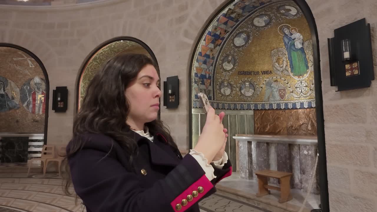 Objevování kláštera Zesnutí Panny Marie. Turista s fotoaparátem uvnitř. Zpomalený záběr