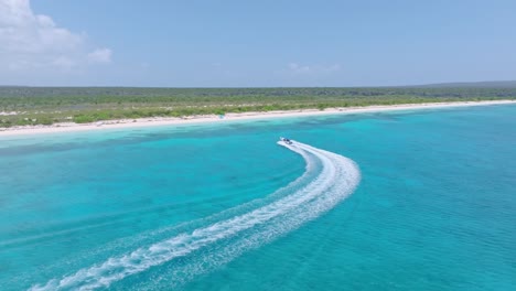 Pequeña-Lancha-Aterriza-En-Una-Exótica-Playa-De-Arena-Blanca-En-El-Caribe,-Aérea