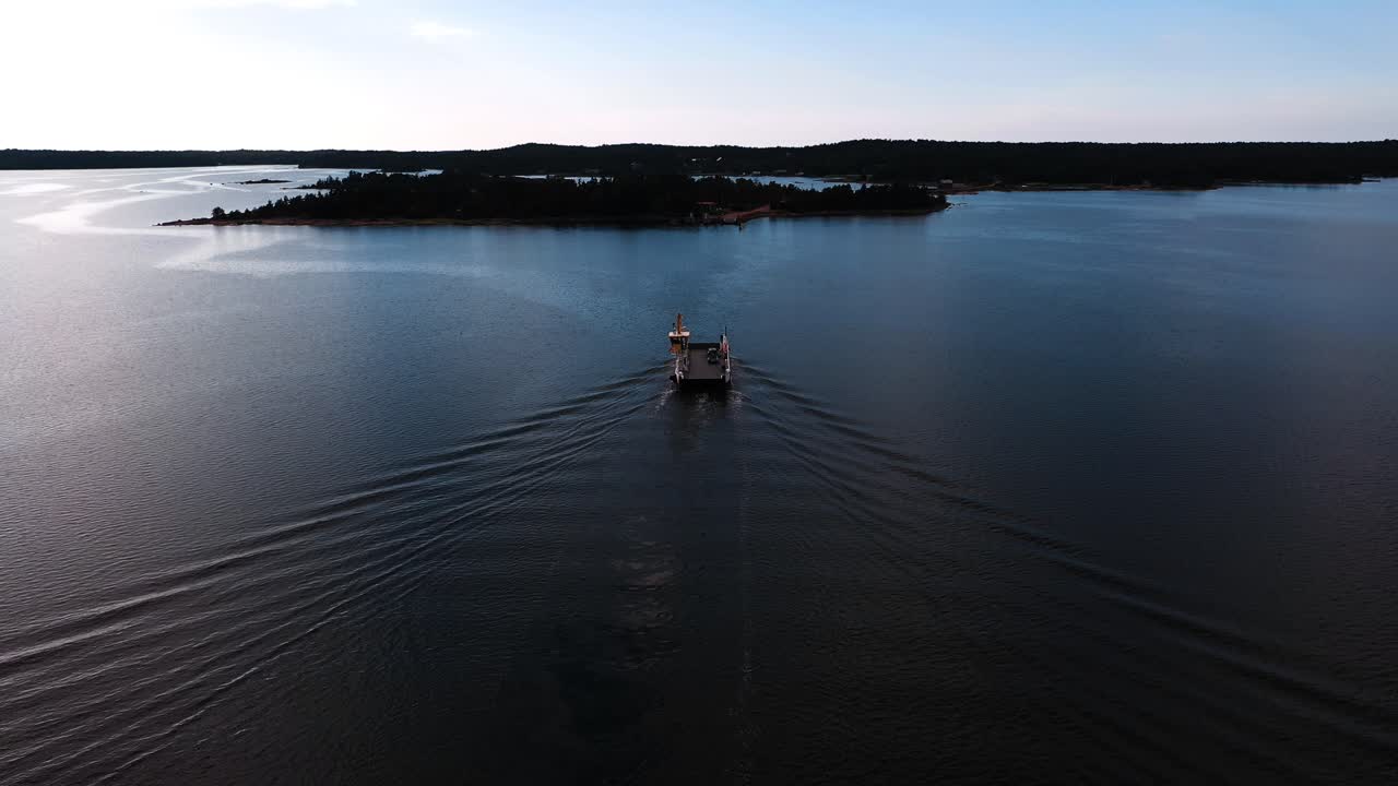 Vista aerea che segue un traghetto per auto nell'arcipelago delle isole Åland, Finlandia