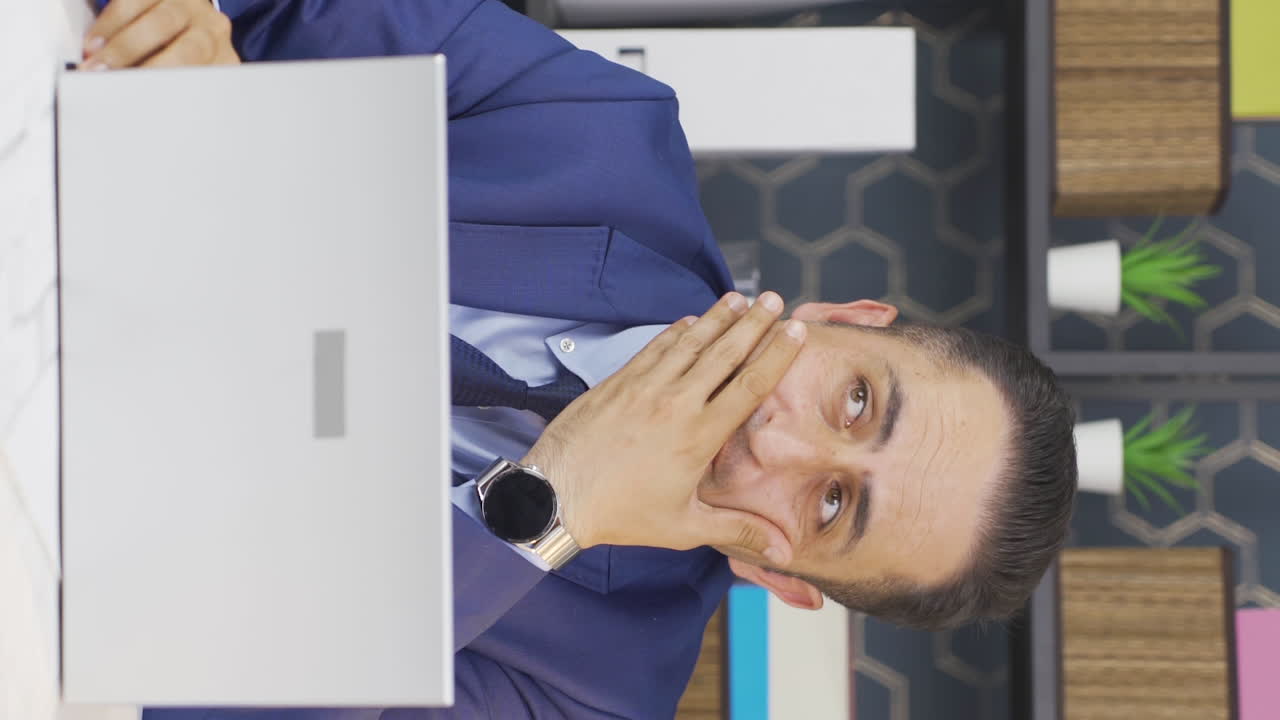 사려 깊은 사업가의 초상화의 수직 비디오.