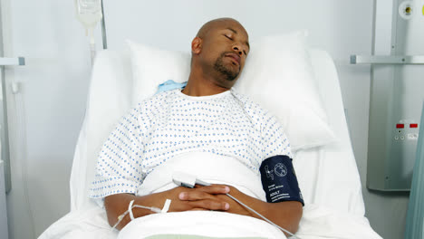 paciente masculino tendido en la cama