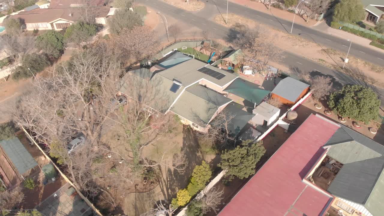 toma aérea giratoria de una casa en sudáfrica durante el invierno