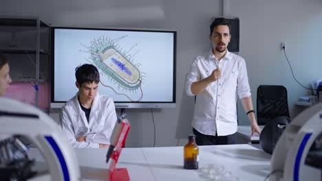 aula de ciencias: estudiantes estudiando en un laboratorio