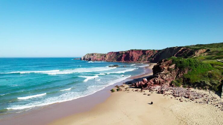 Passarela de madeira para a Praia do Amado na Região do Algarve, Portugal. Imagem aérea de drone.
