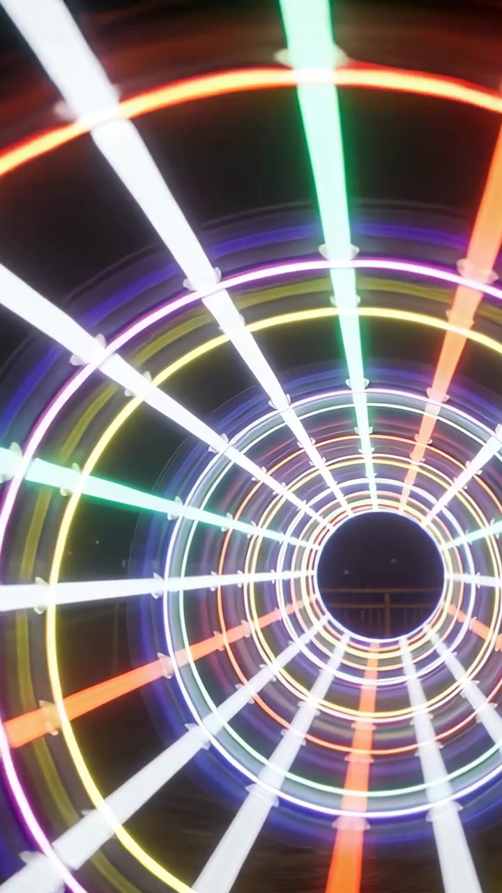 Video verticale: Anelli LED ciclici e barre radiali che iniziano a ruotare alla fiera, creando un effetto tunnel.