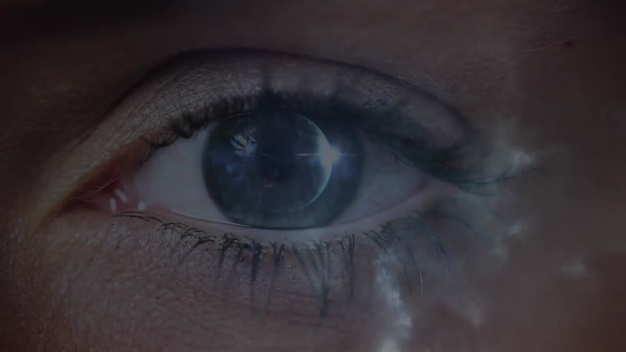 occhi blu che si aprono