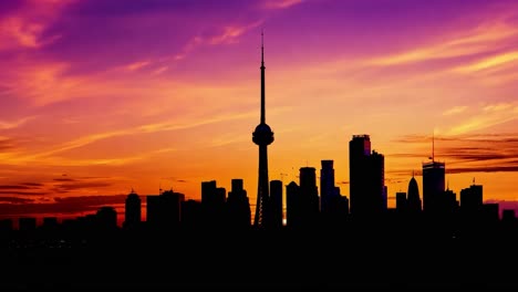 las siluetas del horizonte de toronto contra un vibrante cielo de puesta de sol, mostrando una impresionante variedad de colores durante el anochecer