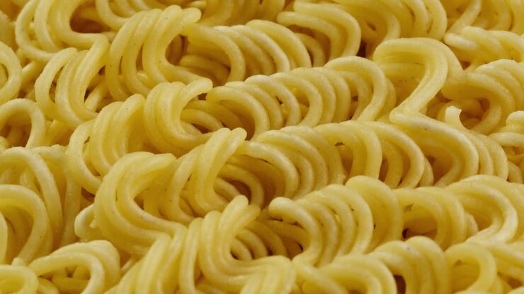 Primo piano di noodles istantanei