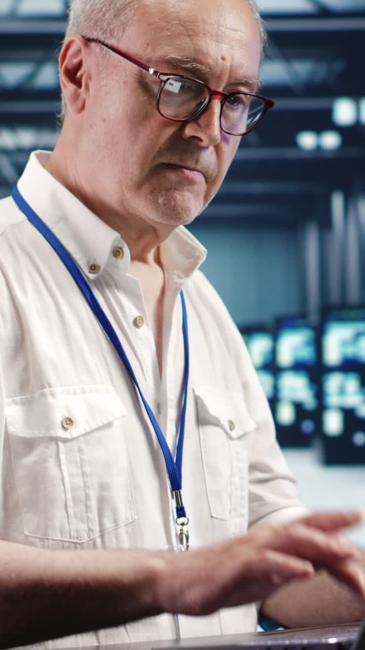 Addetto all'assistenza verticale che ottimizza il data center
