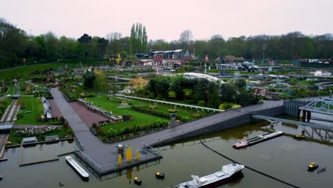 Edificios-De-Ciudades-Holandesas-En-Miniatura-Gran-Revelación-2,-Drone,-Madurodam