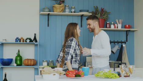 pareja bailando en la cocina