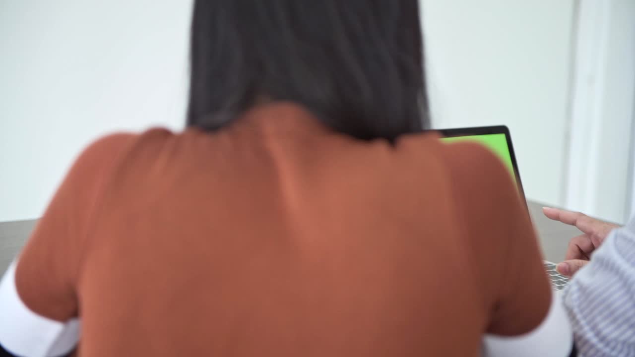 소규모 스타트업 비즈니스 회의실에서 아시아 팀 여성이 녹색 화면 노트북으로 작업을 논의하고, 뒷면에 앉아 새로운 비즈니스 모델을 시작합니다.