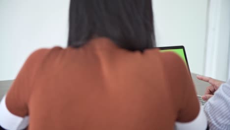 reunión de negocios. pequeña reunión de negocios de inicio en la sala. mujeres del equipo asiático discutiendo su trabajo con una computadora portátil de pantalla verde, sentadas en la parte trasera. nuevos modelos de negocios comienzan conceptos.