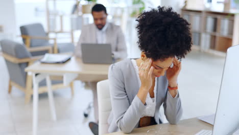 mujer de negocios, computadora y dolor de cabeza en el estrés