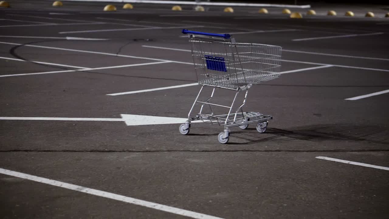 Winkelwagen staat op de parkeerplaats