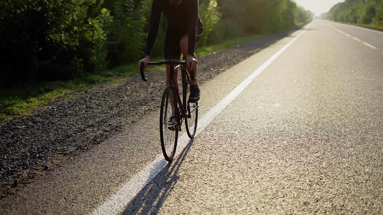 남성 자전거 타는 사람이 자전거를 타고 빈 트랙을 따라 자전거를 타고 있는 모습