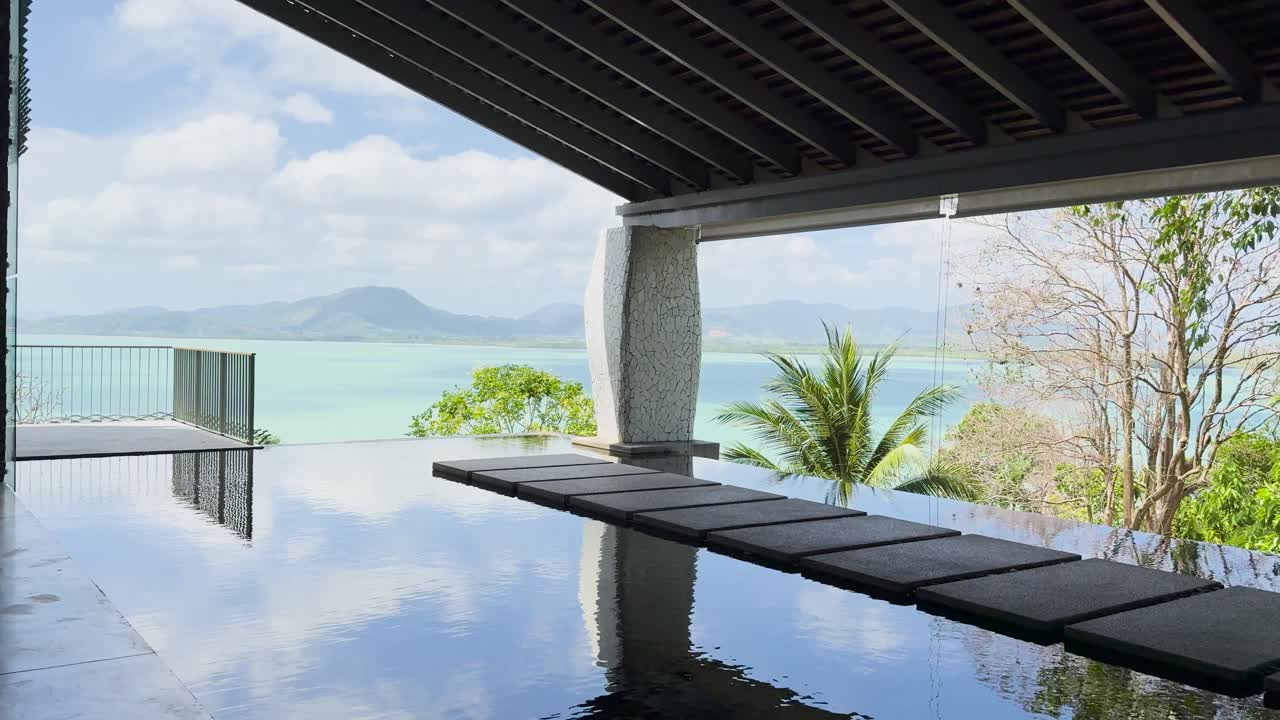 タイのプーケットにある高級リゾートの穏やかな水景。自然光の下、パンガー湾の素晴らしい景色を望む。