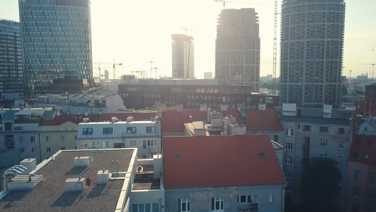 Tomada frontal de drone do conceito de edifícios de Zaha Hadid, em Bratislava, Eslováquia
