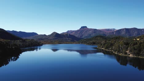 Drohnenaufnahmen-Einer-Wunderschönen-Patagonischen-Landschaft-4