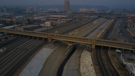 clip aéreo de drone volando por el río la, centro de la