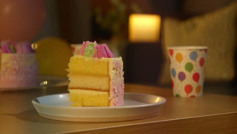 una rebanada de pastel de celebración de la fiesta para el cumpleaños decorado con glaseado en la mesa en casa 8