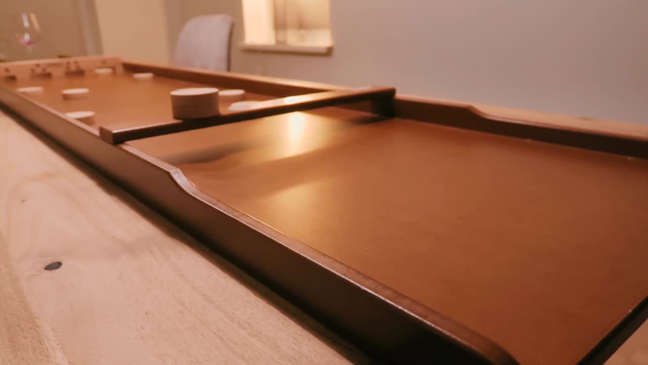 네덜란드 셔플보드에서 sjoelen을 연주하고 있어요