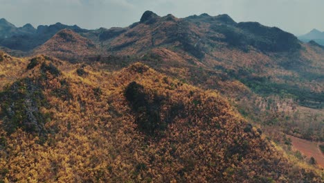 Eine-Faszinierende-Drohnenaufnahme-Fängt-Die-Langsame-Enthüllung-Einer-Bergkette-In-Sangklaburi,-Thailand-Ein