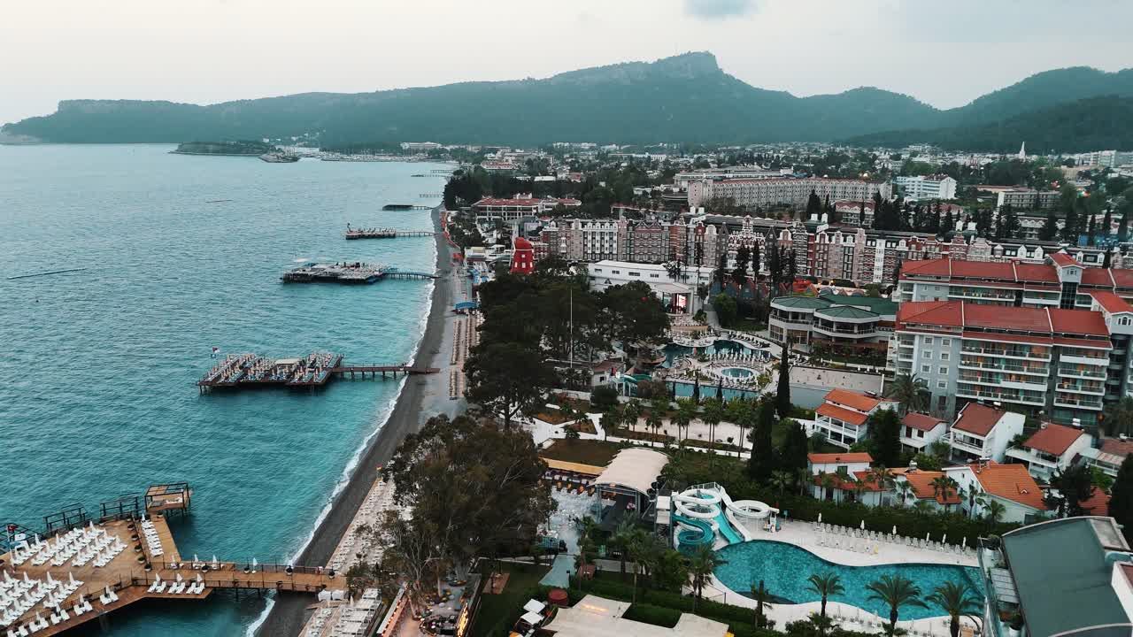 vista de avión no tripulado de la ciudad de kemer de antalya, ciudad turística en la costa mediterránea de turquía