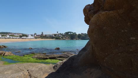 playa de la fosca en girona mar mediterráneo sin gente azul paradisíaco cielo azul turquesa roca en primer plano