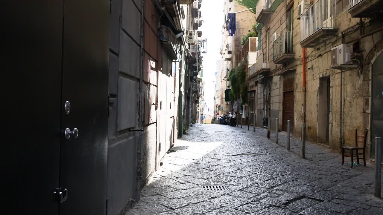 역사적인 건물들이 있는  비어 있는 자갈로 된 골목길