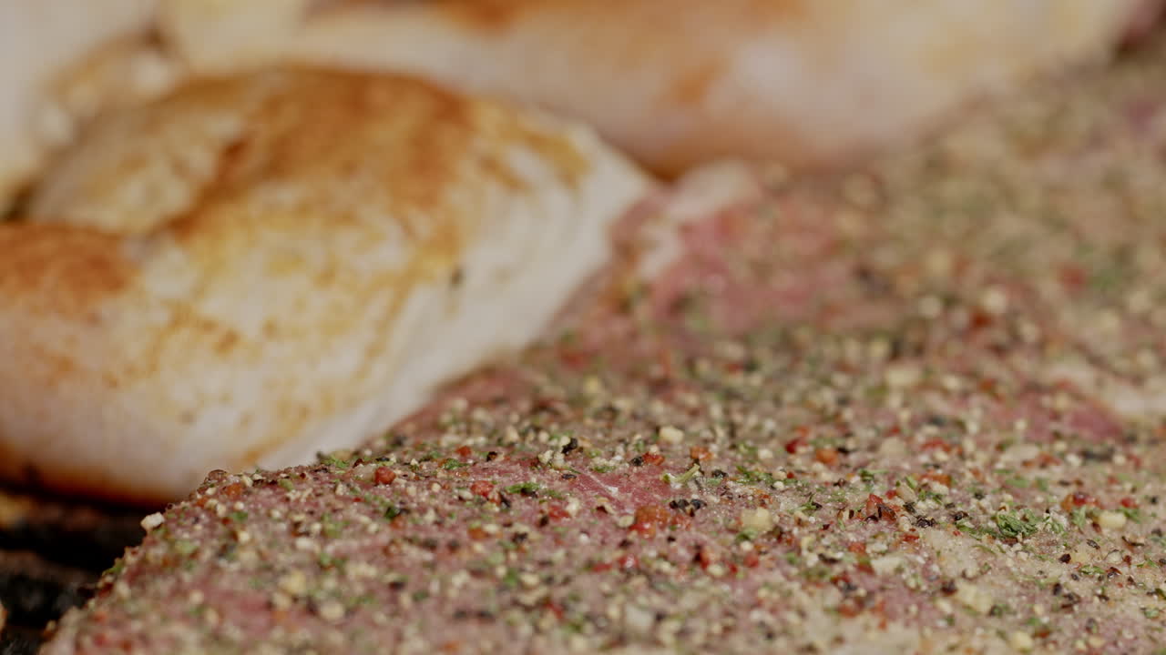 매크로 랙은 향신료와 향신료에 초점을 맞추고 bbq 돼지고기 갈비 ⁇ 와  ⁇ 고기 허 ⁇ 지를 그릴에