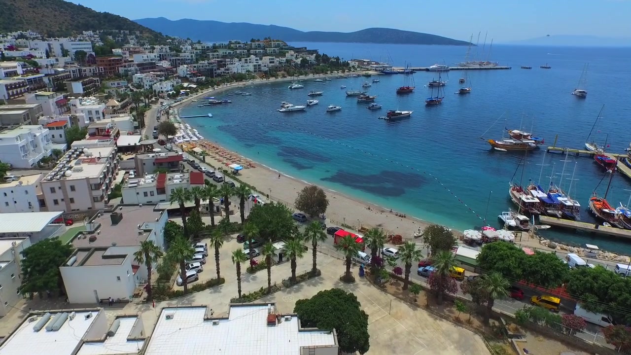 Vista aérea do litoral de Bodrum com barcos e praia
