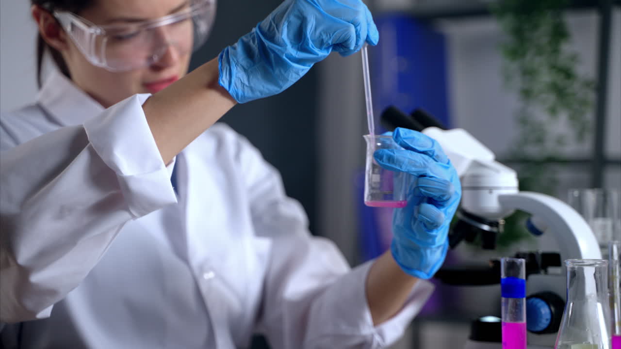 científico que lleva a cabo un experimento en un laboratorio